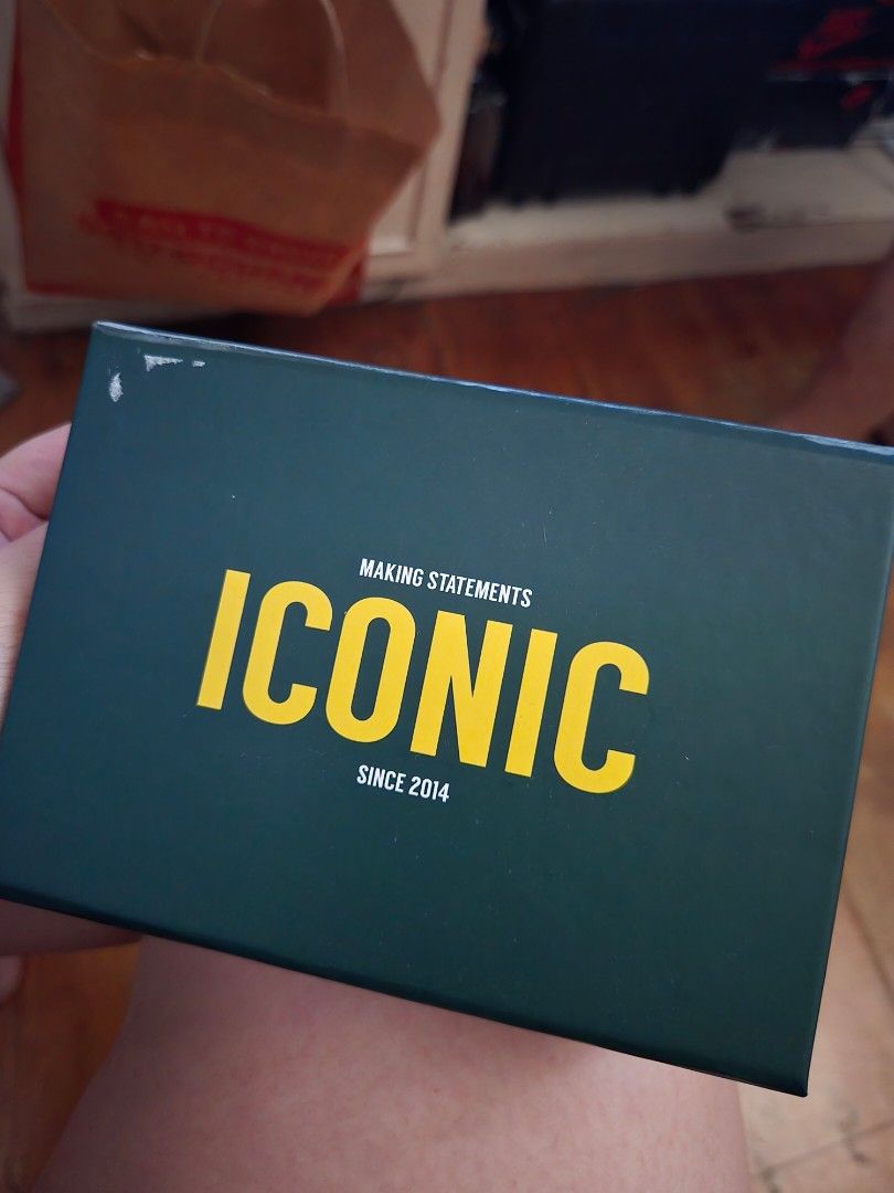 Iconic Cardholder/ Cash holder/ Wallet (Category: Wallets & Card Holders) located in Las Pinas. Submitted by ctarandomstuff (Listing ID 1365776908, Image 3). Description: -Cash clip and cardholder -New and unused -Penguin design.