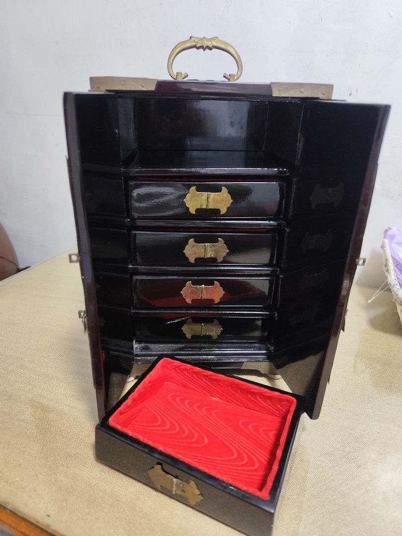 Jewelry box (Category: Jewelry) located in Navotas City. Submitted by mistej (Listing ID 1365814811, Image 2). Description: antiq mother of pearl inlaid laquer in wood jewelry box very heavy material thrifted selling low.