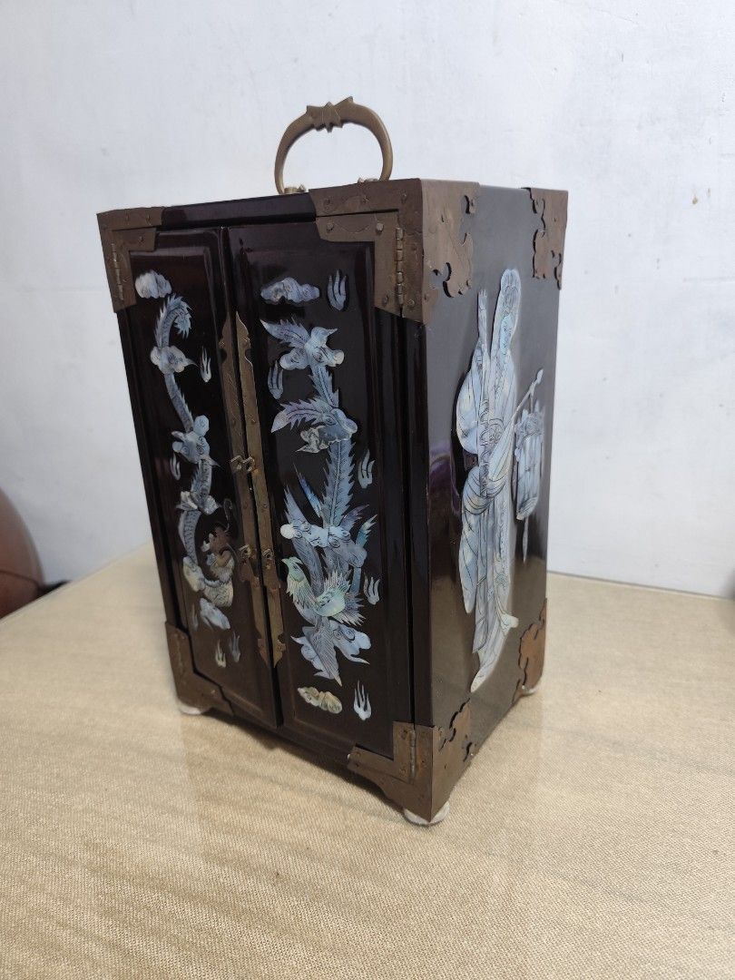 Jewelry box (Category: Jewelry) located in Navotas City. Submitted by mistej (Listing ID 1365814811, Image 1). Description: antiq mother of pearl inlaid laquer in wood jewelry box very heavy material thrifted selling low.