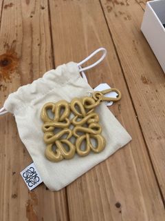 Loewe charm” 出售中| 線上購買100+ “Loewe charm” 線上