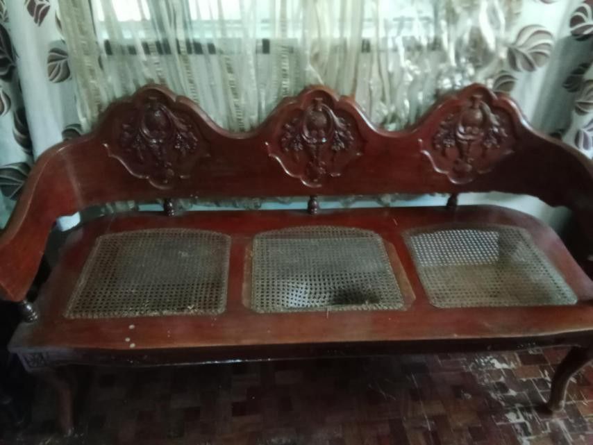 nara solihiya (Category: Sofas) located in Quezon City. Submitted by heartjunkyard (Listing ID 1365749926, Image 2). Description: kita nmn po sa pic ung issue 3pcs single 1pcs 3sitter.