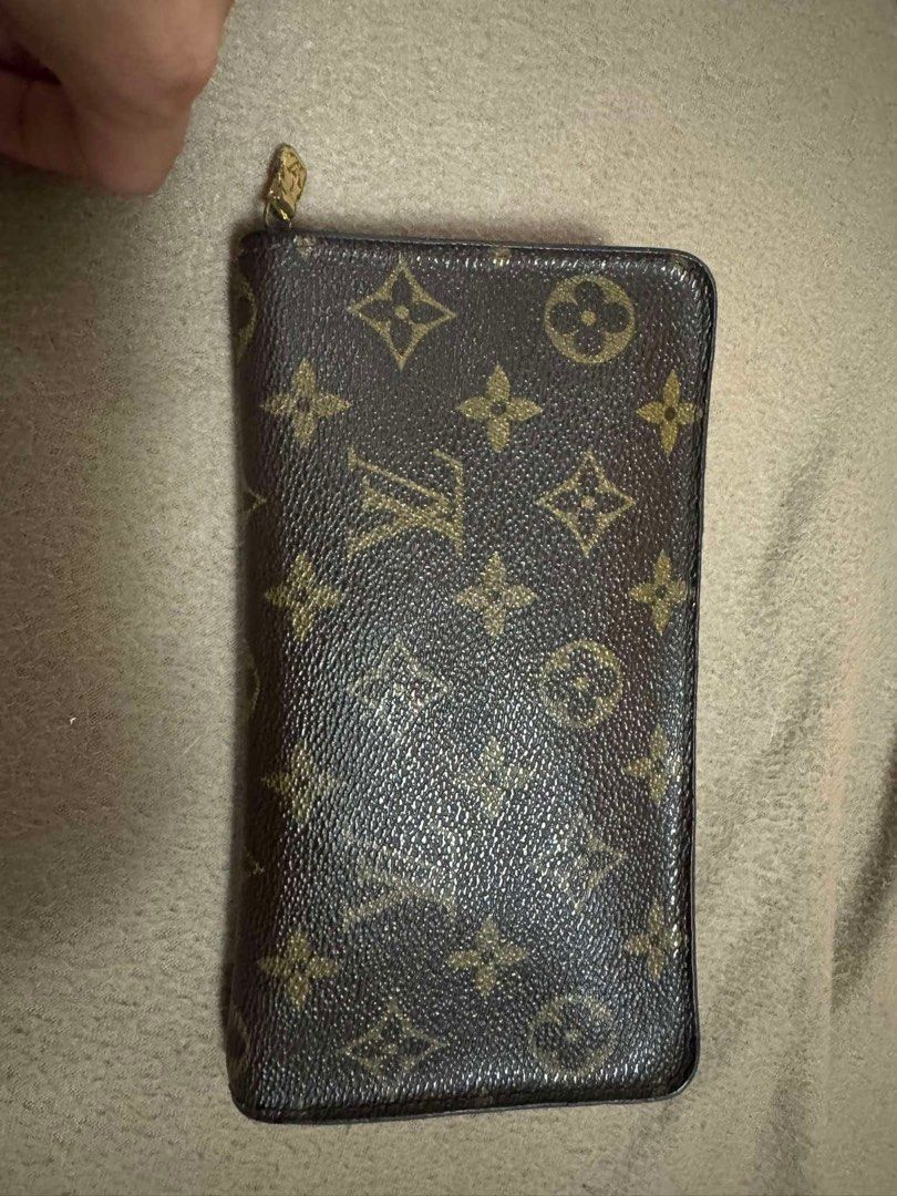 Original LV long wallet (Category: Luxury Bags & Wallets) located in Valenzuela. Submitted by kgscloset (Listing ID 1365715045, Image 1). Description: .