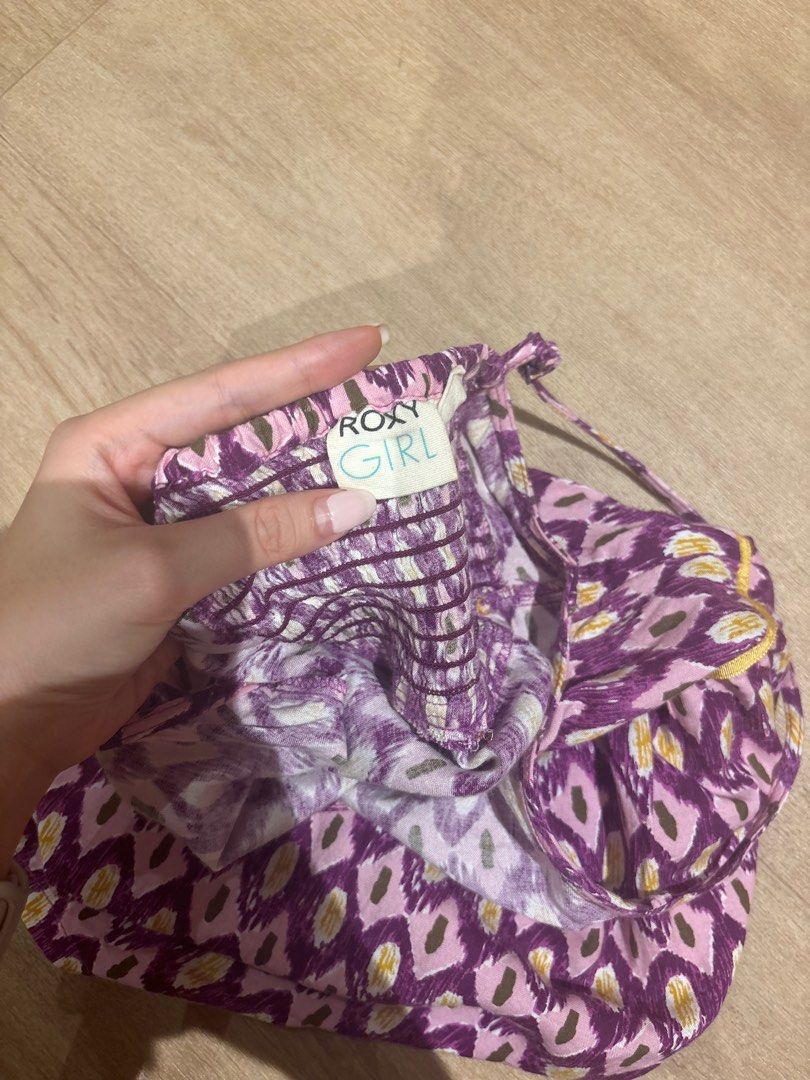 Roxy top (Category: Sleeveless) located in Singapore. Submitted by gabbispreloved3 (Listing ID 1365786113, Image 3). Description: .