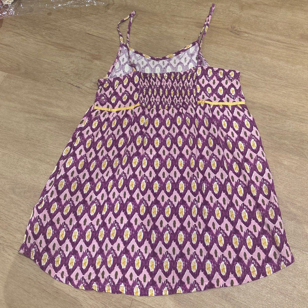 Roxy top (Category: Sleeveless) located in Singapore. Submitted by gabbispreloved3 (Listing ID 1365786113, Image 2). Description: .