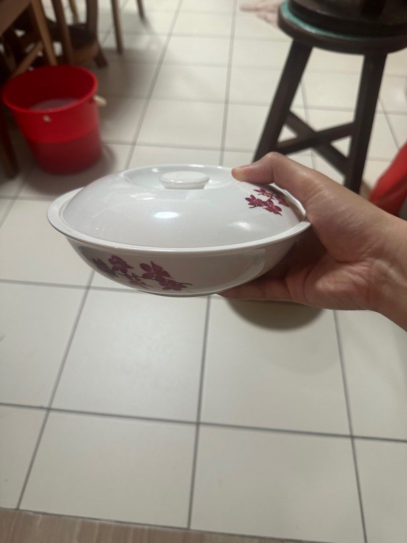 Serving pot (Category: Dinnerware & Cutlery) located in Singapore. Submitted by chuazi (Listing ID 1365733220, Image 1). Description: Porcelain - $10 Plastic - $5.