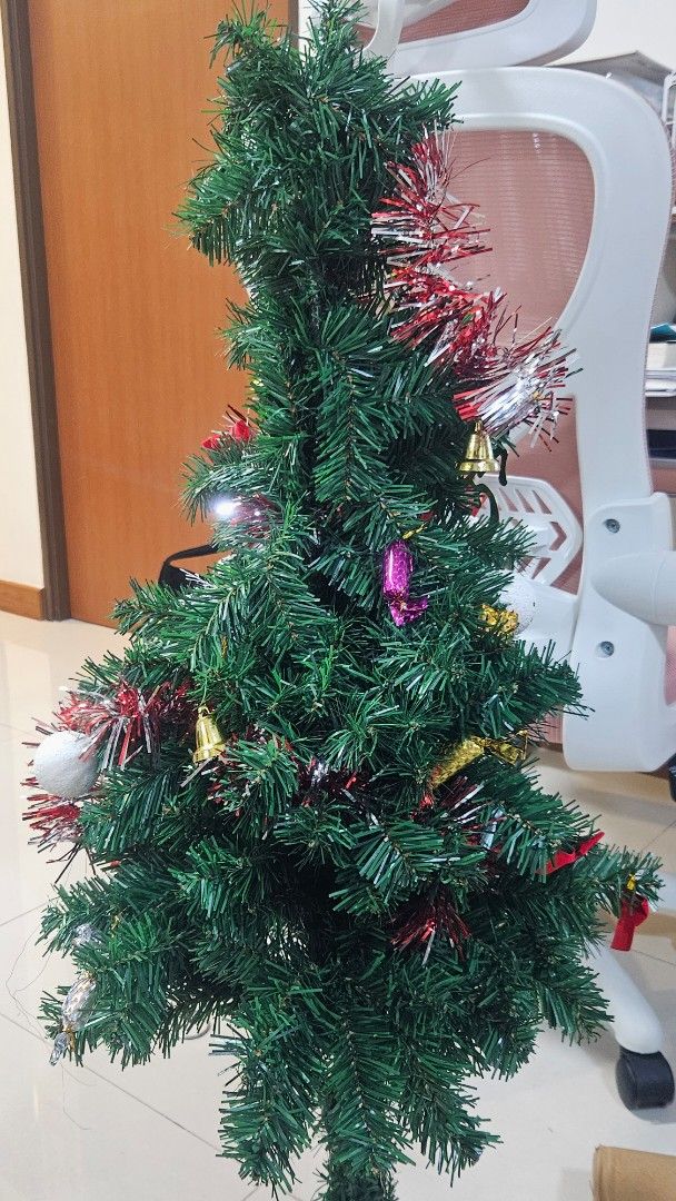 Small Xmas Tree with Ornaments65075501705731111