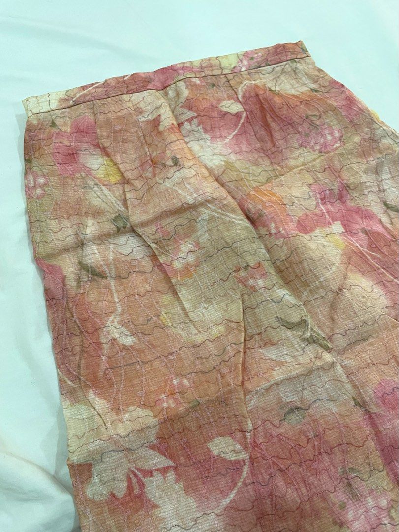 Textured floral skirt (Category: Skirts) located in Bacolod City. Submitted by declutter___byB (Listing ID 1365752300, Image 2). Description: Vv nice for various occassions.