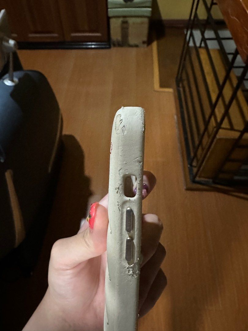 the hub cebu iphone 13 chai latte puffer case (Category: Cases & Sleeves) located in Quezon City. Submitted by mymelodylvr (Listing ID 1365813886, Image 2). Description: honest issue: has torn stitches on the edges due to usage, and some dirt marks .