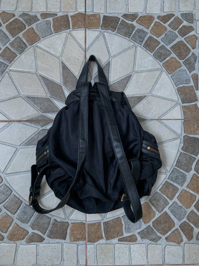 TORY BURCH (Category: Luxury Bags & Wallets) located in Lapu-Lapu City. Submitted by junktoused11 (Listing ID 1365701864, Image 2). Description: TORY BURCH ORIGINAL SMALL BAG ISSUE SEE OIC 950 ONLY.
