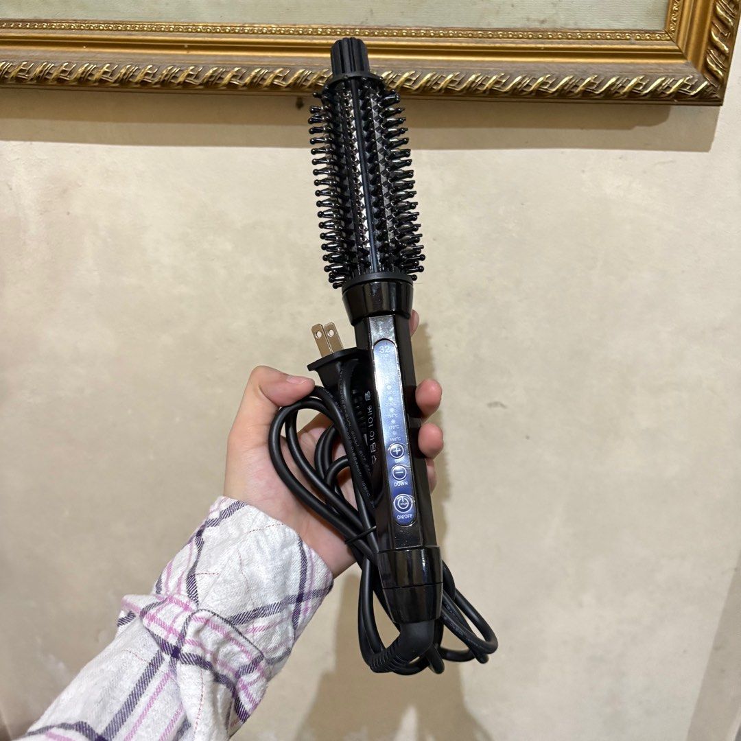 Ubeator Brush Iron 32mm (Category: Hair) located in Manila. Submitted by feliciathegoattt (Listing ID 1365706751, Image 2). Description: Ubeator Brush Iron 32mm like new! used only once no to low ballers pls rfs: decluttering .