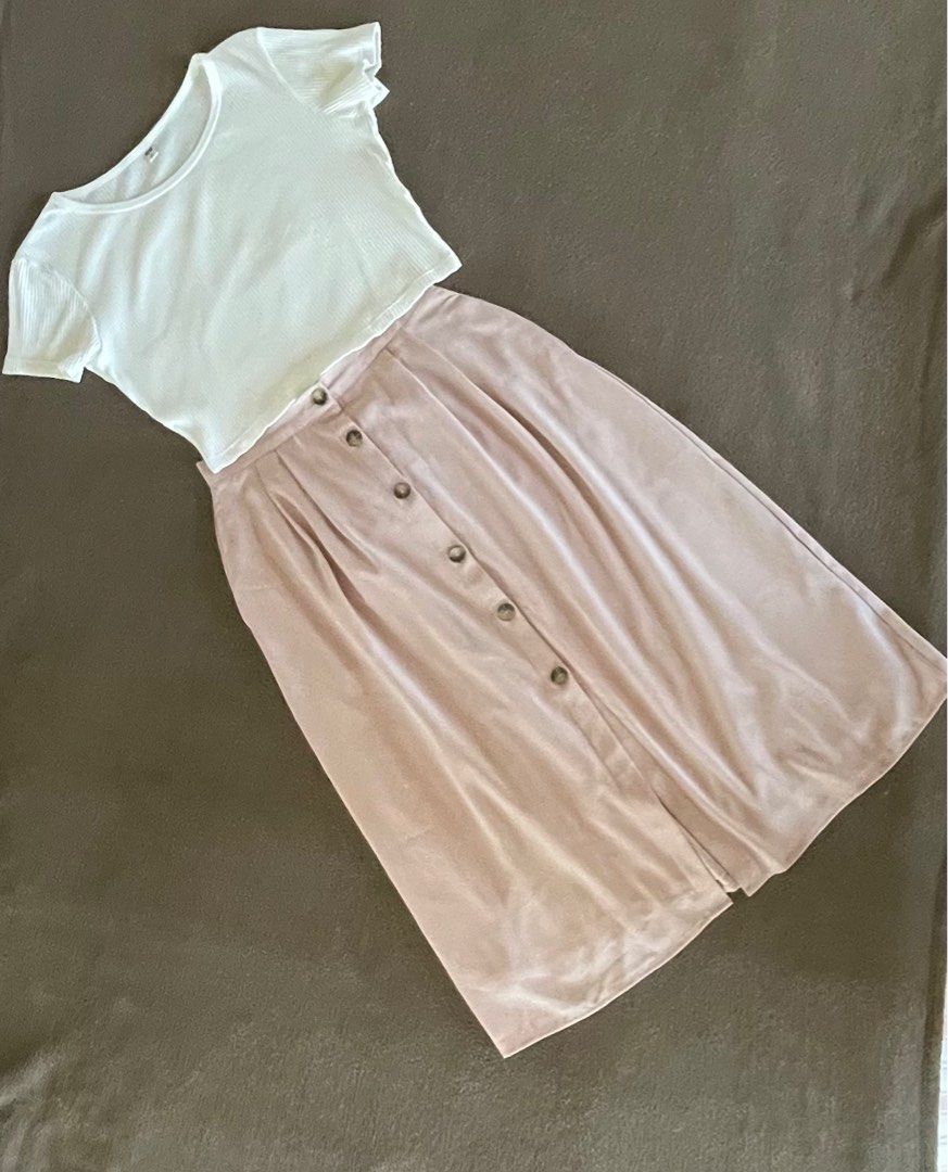 Uniqlo Cropped Top and GTW Skirt Bundle (Category: Sets or Coordinates) located in Bacolod City. Submitted by bitter_lemon (Listing ID 1365711549, Image 1). Description: uniqlo cropped top Gtw skirt with pockets.