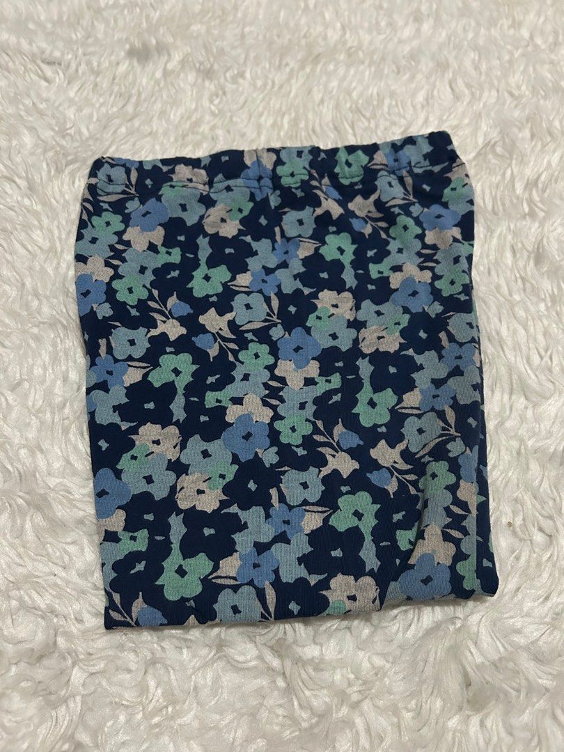 Uniqlo floral leggings (Category: Babies & Kids Fashion) located in General Trias. Submitted by theosdeclutter (Listing ID 1365780258, Image 3). Description: Size - 120 on tag.