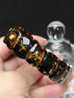 波蘭🇵🇱稀有品爆花綠琥珀手排
16×11×6+mm15.1g手圍17/18cm
HK＄900 
琥珀具有招財、納福的功效，可以幫助人們聚集財氣，提升財運。
增強免疫力、吸病氣、美容養顏、安撫情緒、緩解焦慮、助睡眠、辟邪護身、化煞旺宅的功效。
            💫琥珀蜜蠟💫
           *有機養生寶石*
面交港鐵元朗站下午四點後🙏預約64222193780610110