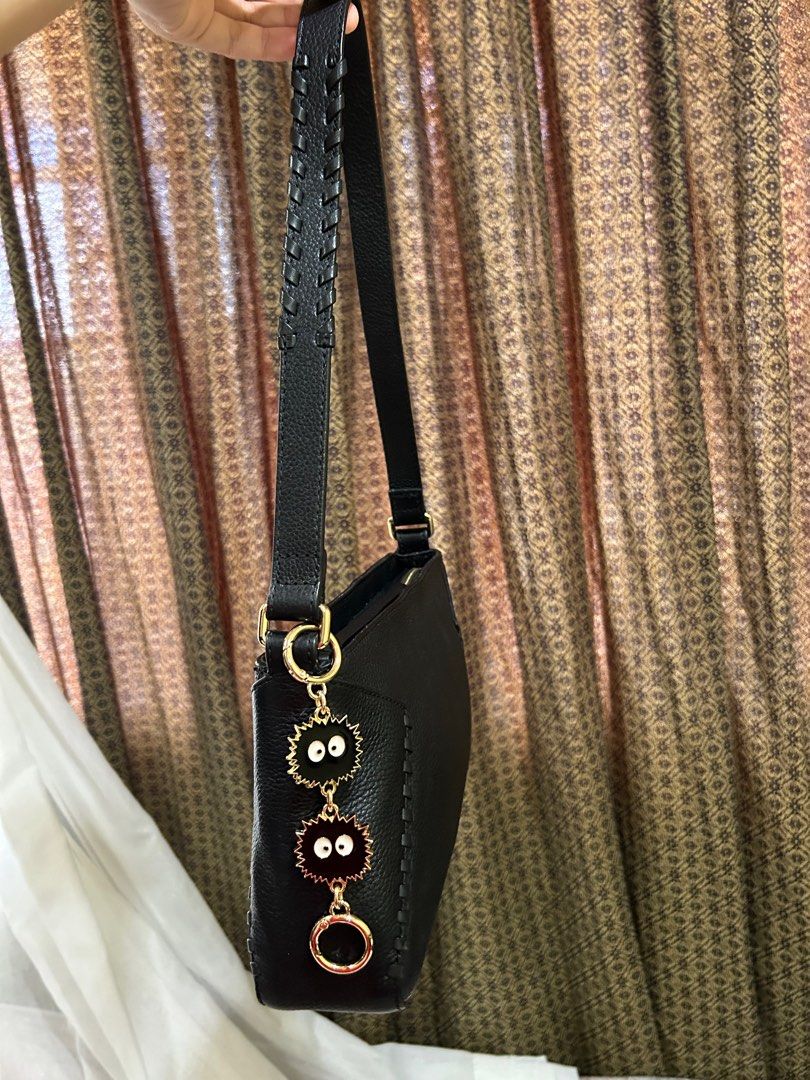 & Other Stories Grainy Leather Shoulder Bag (Category: Luxury Bags & Wallets) located in Cebu City. Submitted by huff.puff (Listing ID 1330539987, Image 2). Description: 💯 Authentic, money back guaranteed! Good as new, used a few times. No flaws ✨ 100% Leather with cotton lining Last photo ctto for reference 🫶🏼.