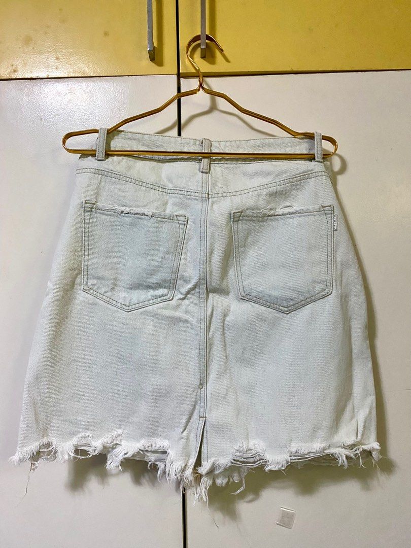 Acid-wash Denim Skirt (Category: Skirts) located in Pasig City. Submitted by espnyl07 (Listing ID 1365854007, Image 3). Description: Used once Size 26-30 .
