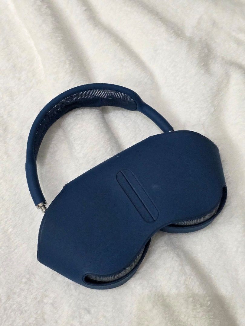 Apple Airpods Max - Blue (working in perfect condition) (Category: Headphones & Headsets) located in Taguig. Submitted by hellobeautifulph (Listing ID 1365966277, Image 2). Description: airpods max in blue no more box. case and headphones only personal used only rfs: not using anymore working in perfect condition. no issues at all! check photos for minor physical 9.8/10 retails for 32,990, get if for half price :).
