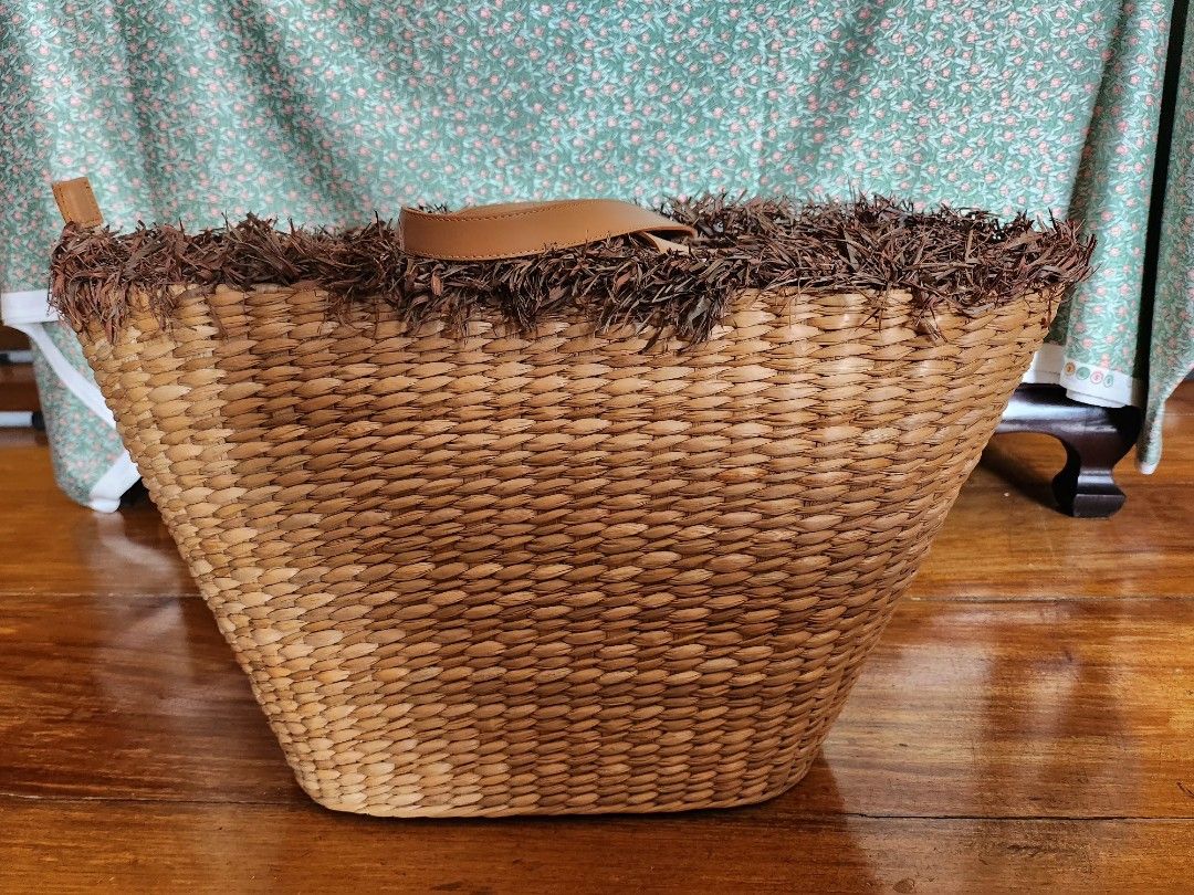 Aranaz flamingo tote (Category: Tote Bags) located in Quezon City. Submitted by essinea (Listing ID 1365891074, Image 3). Description: PLS MAKE READING A HABIT. READ BEFORE MESSAGING. AVAILABLE. Aranaz flamingo tote Barely used!! Like once in Palawan (pandemic time) Kept in its dustbag. Can look for the aranaz paperbag that came with it if u want it. Buyer arranges shipping. Metro Manila only thanks..