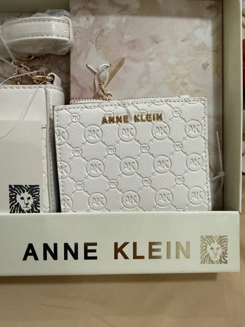 AUTH Anne Klein Gift Set (bag + wallet) (Category: Luxury Bags & Wallets) located in Caloocan City. Submitted by shop.leo (Listing ID 1365954468, Image 3). Description: • guaranteed AUTH, bought from US for ₱5500 • What you see is what you'll get • No issue .