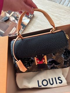 (Category: ) located in . Submitted by houseoflouvre (Listing ID 1365847426, Image 1). Description: .