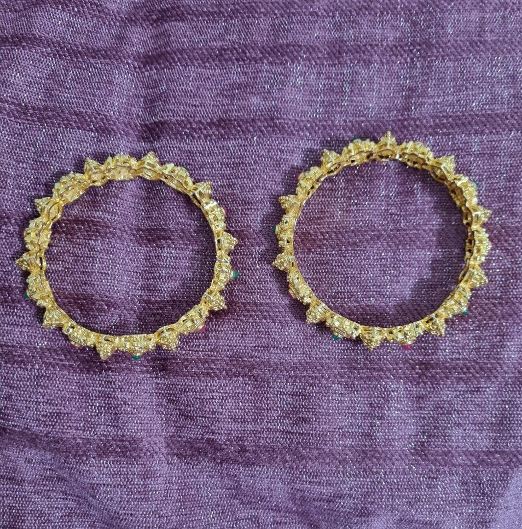 Bangles （分類：手鍊）位於 Hong Kong。 由 9blingbling 提交（商品編號 1366004111，圖片 4）。簡介： Hkd80 set. The other bangles together in the packet hkd40.。