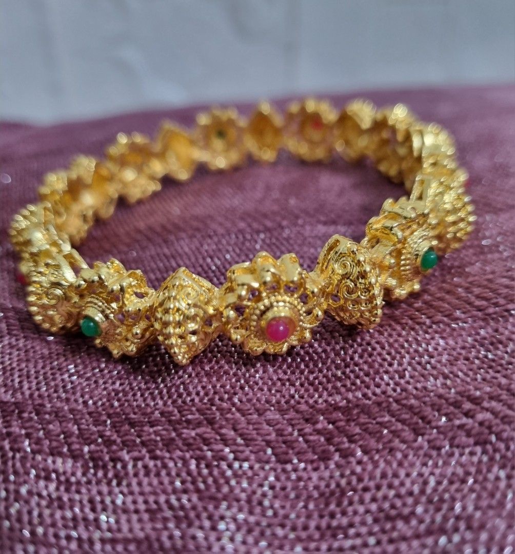Bangles （分類：手鍊）位於 Hong Kong。 由 9blingbling 提交（商品編號 1366004111，圖片 3）。簡介： Hkd80 set. The other bangles together in the packet hkd40.。