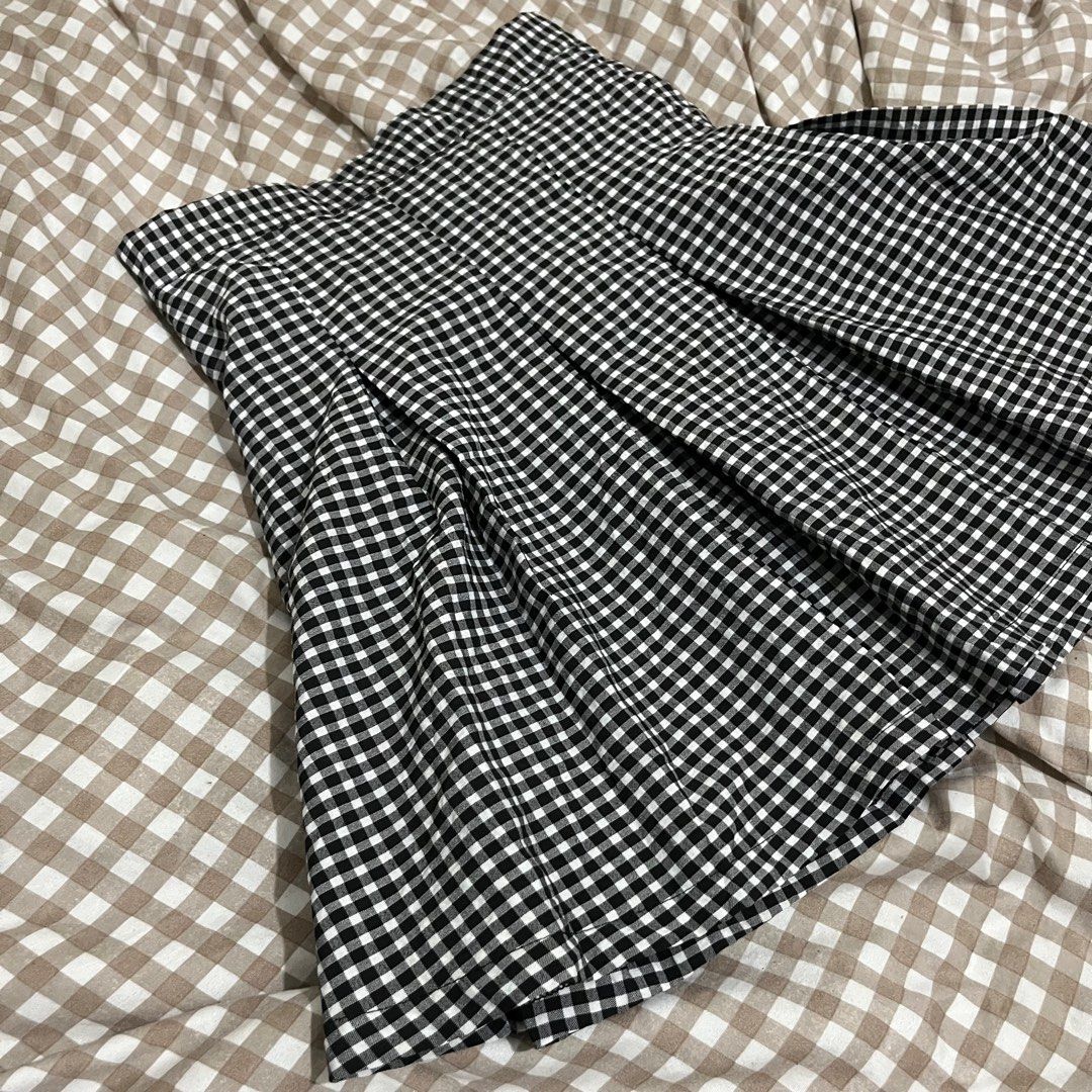 Black and White Gingham Pleated Skirt (Category: Skirts) located in Cavite. Submitted by dianscloset (Listing ID 1365985624, Image 2). Description: Size: 26-30" (may garter sa back part) Length: 16.5" side zip with inner skirt needs wash!! all prices are negotiable, check my other listings as well. DM for more info loc: Cavite MOP: GCash MOD: J&T .