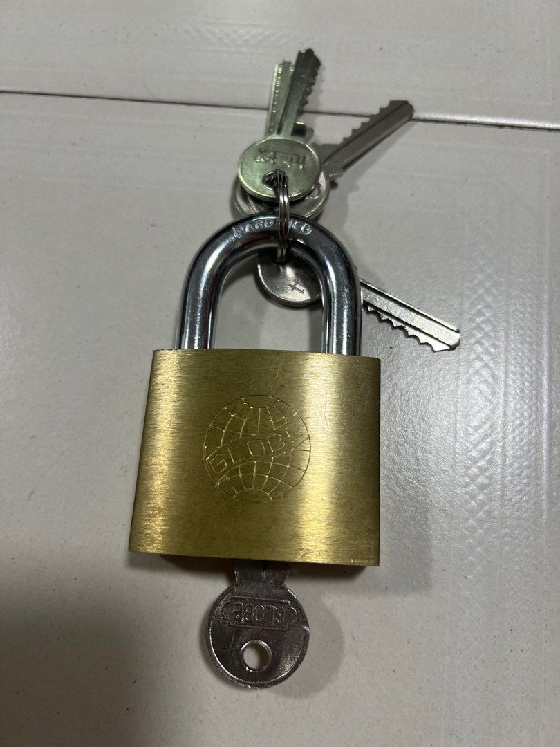Bundle 2 locks (Category: Locks, Doors & Gates) located in Singapore. Submitted by bellabella89 (Listing ID 1365957544, Image 2). Description: .