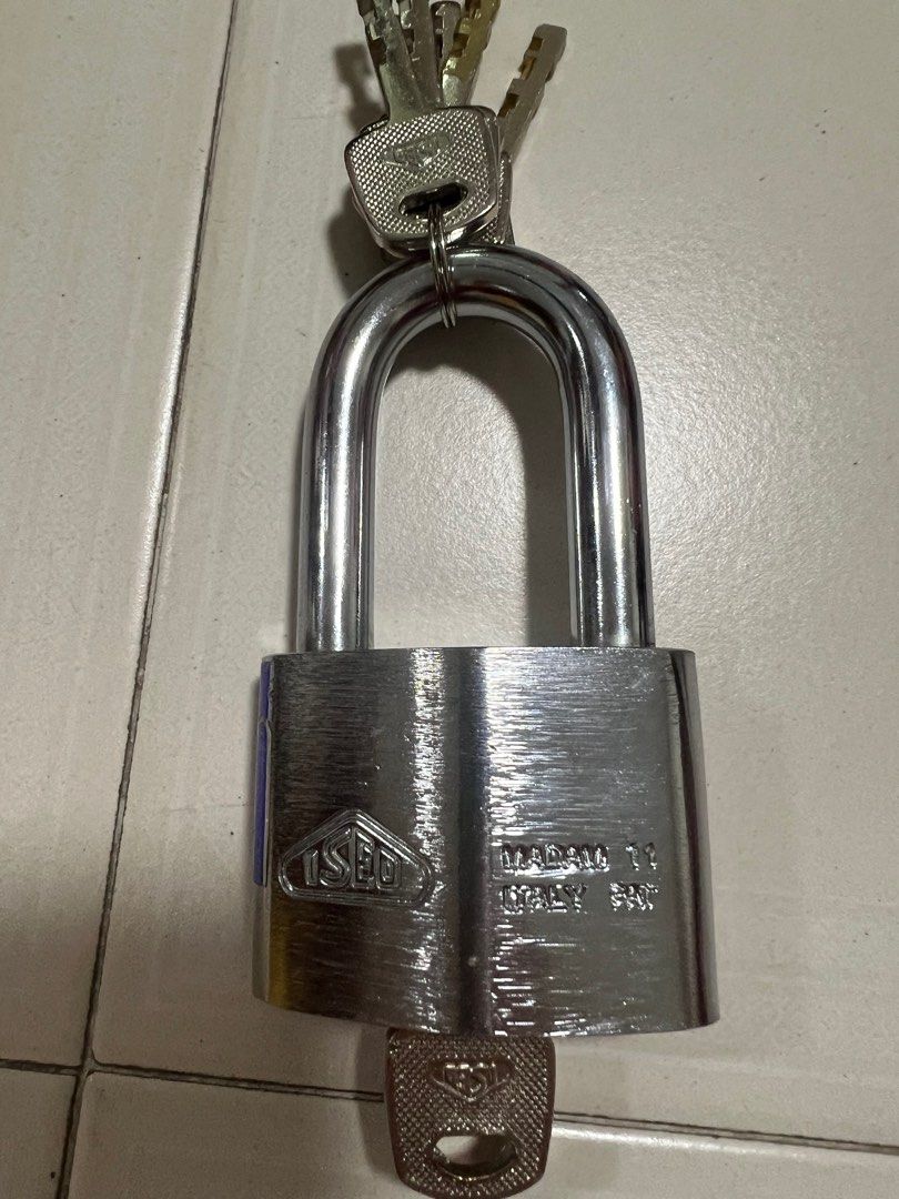 Bundle 2 locks (Category: Locks, Doors & Gates) located in Singapore. Submitted by bellabella89 (Listing ID 1365957544, Image 1). Description: .
