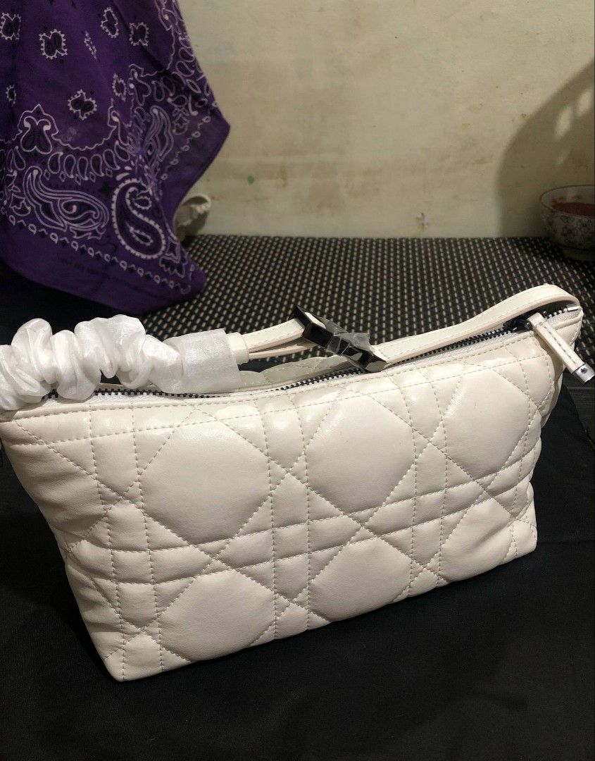Christian Dior handbag | purse (Category: Purses & Pouches) located in Muntinlupa City. Submitted by bt08162021 (Listing ID 1365982846, Image 2). Description: .