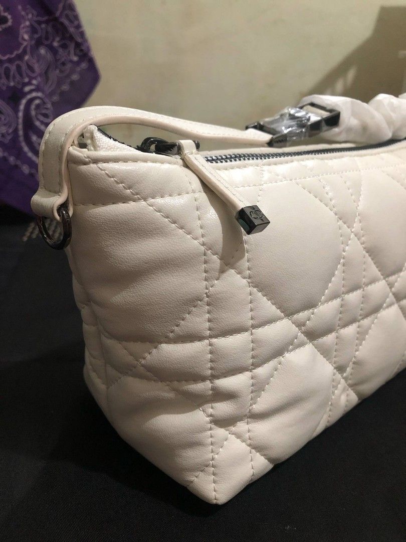 Christian Dior handbag | purse (Category: Purses & Pouches) located in Muntinlupa City. Submitted by bt08162021 (Listing ID 1365982846, Image 3). Description: .