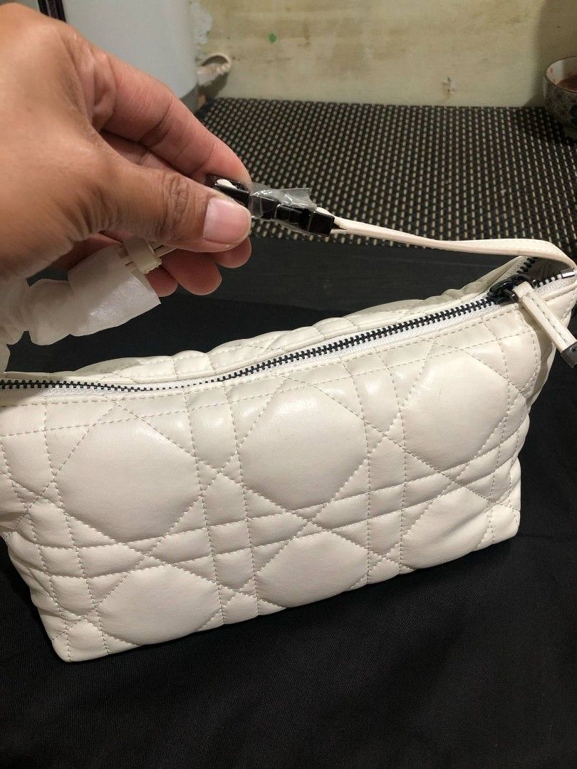 Christian Dior handbag | purse (Category: Purses & Pouches) located in Muntinlupa City. Submitted by bt08162021 (Listing ID 1365982846, Image 1). Description: .