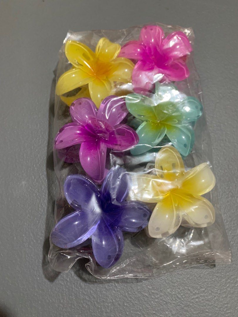 Flower hair clamp (Category: Hair Accessories) located in Bacoor. Submitted by raphaella28 (Listing ID 1365911542, Image 1). Description: Flower hair clamp (2nd pic for size reference) Php 25.00 each .