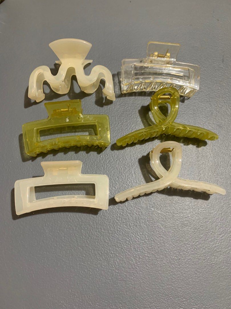 Hair clamp (Please see description) (Category: Hair Accessories) located in Bacoor. Submitted by raphaella28 (Listing ID 1365915227, Image 1). Description: Hair clamp 1st pic - Php 30.00 each 2nd pic - Php 20.00 each 3rd pic - Php 5.00 each (these are mini hair clamps) .