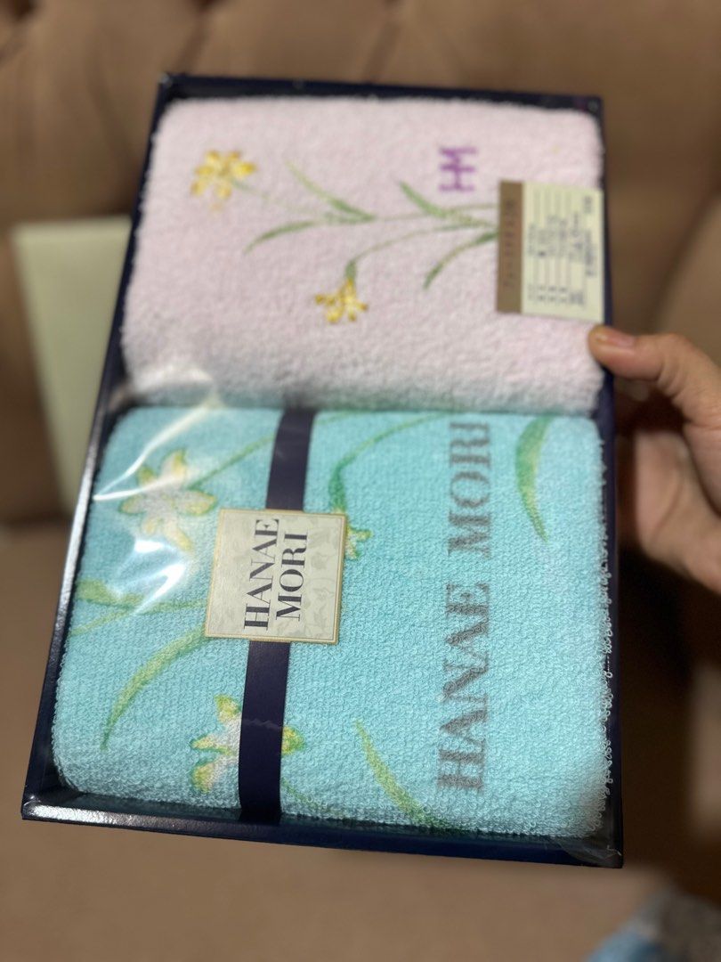 Hanae Mori Long back towel (Category: Towels, Napkins & Holders) located in Davao. Submitted by favoritepreloved (Listing ID 1365982738, Image 2). Description: .