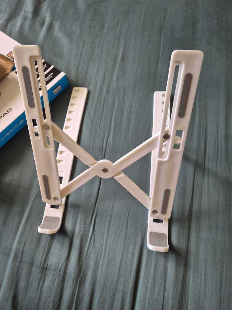 Ipad stand (Category: Other Accessories) located in Singapore. Submitted by omg7873 (Listing ID 1365870470, Image 1). Description: bnib. only took out to take pic..