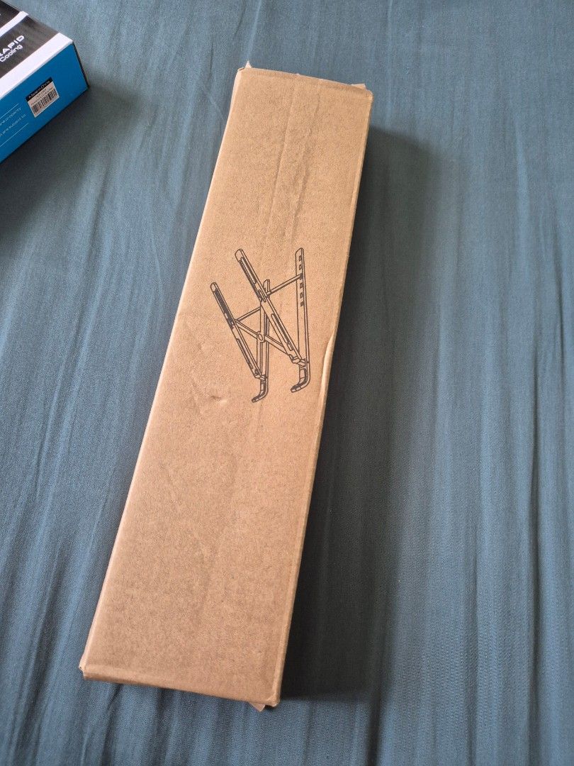 Ipad stand (Category: Other Accessories) located in Singapore. Submitted by omg7873 (Listing ID 1365870470, Image 2). Description: bnib. only took out to take pic..