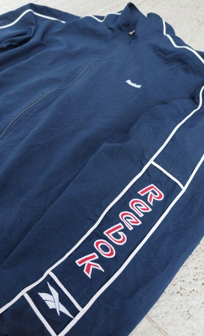 Jacket Reebok (Category: Coats, Jackets and Outerwear) located in Kuala Lumpur. Submitted by barangjad1 (Listing ID 1365950293, Image 3). Description: Jacket Reebok Pit-22 Labuh-26.5 Condition : 9/10 •ada kesan putih pada bahagian bahu blkng •logo dibahagian tgn sulam solid Rm40 Dfod.
