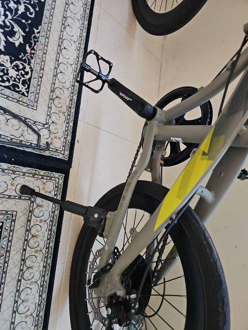 Java Folding Bike (Category: Bicycles) located in Singapore. Submitted by hajipda1 (Listing ID 1365847638, Image 4). Description: Selling a lightly used Java folding bike. It's in good condition and folds up easily for storage. It has a comfortable seat and a sturdy frame. Perfect for commuting or short rides around town. .