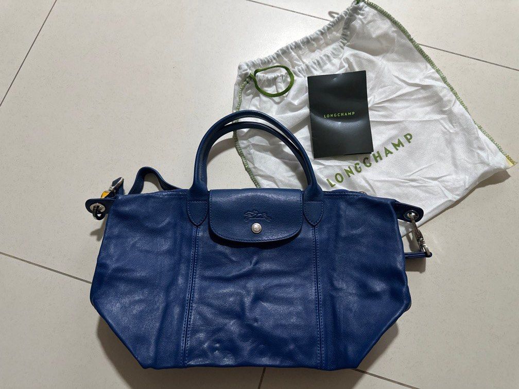 Longchamp Le Pliage Blue Full Leather Bag (Category: Bags & Wallets) located in Singapore. Submitted by japalang_shop (Listing ID 1365917146, Image 1). Description: 100% authentic, full leather. Brand new with receipt. Lightweight, foldable and compacts can hand carry can sling. Perfectly convenient and understated bag 39cm x 24cm.