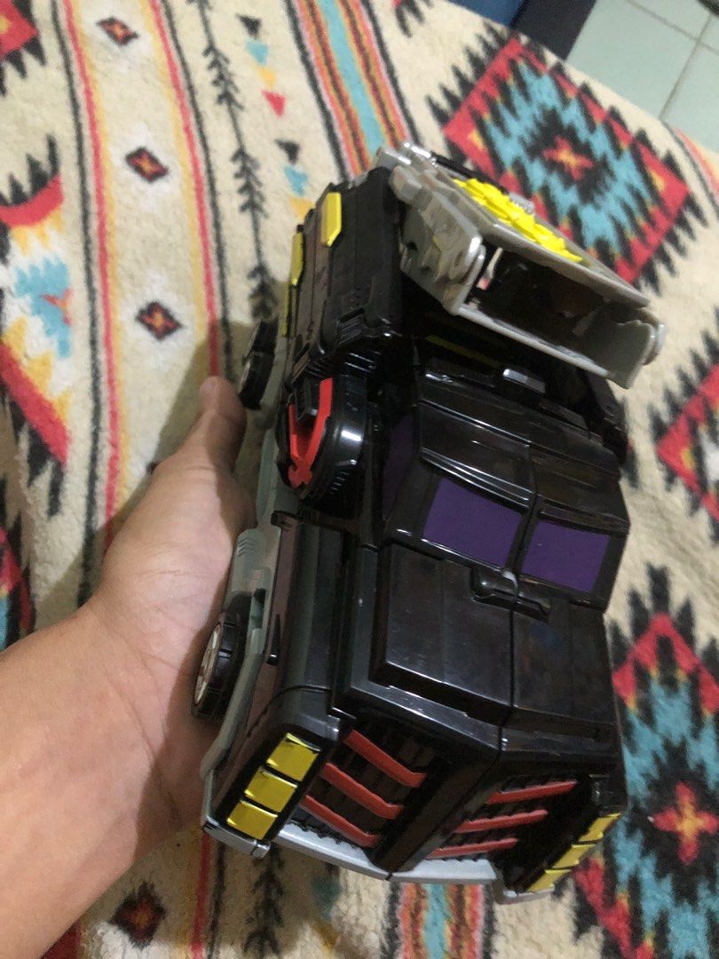 Mattel Mecard choirock transformable toy car ramp (Category: Action & Battle Toys) located in Quezon City. Submitted by markgolveo (Listing ID 1365912683, Image 3). Description: Mattel Mecard choirock transformable toy car ramp Issue top part ( the tail ) wont close all the way does not affect over all transformation capabilities Complete joints Medyo mahirap lang i transform back to its car form.