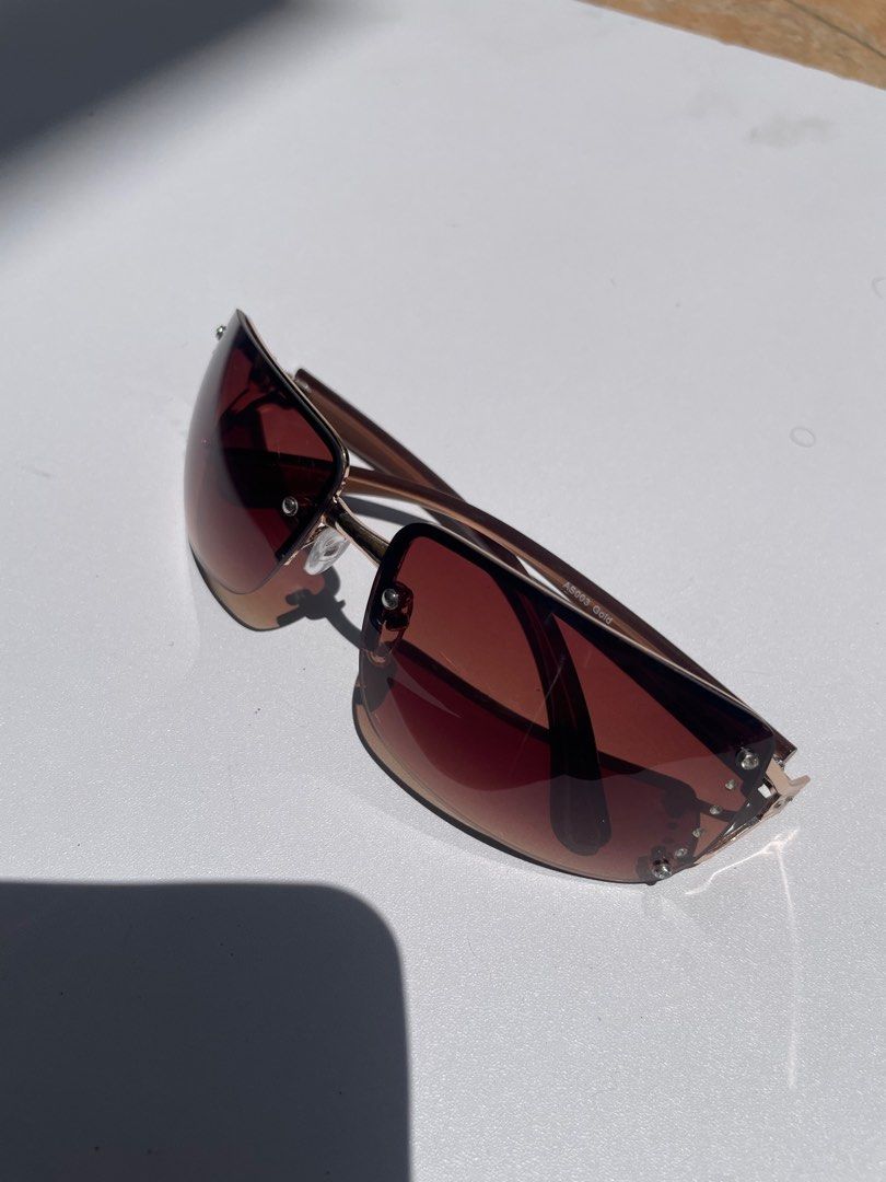 Modeno Y2K sunglasses brand new (Category: Sunglasses & Eyewear) located in Pasig City. Submitted by AlbertCruz97 (Listing ID 1365868199, Image 3). Description: UV Protection Y2k design Color: Brown Premium sunglasses packed with PU leather pouch.