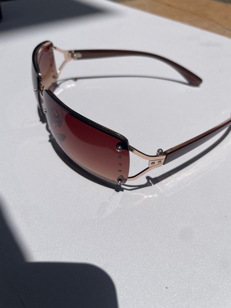 Modeno Y2K sunglasses brand new (Category: Sunglasses & Eyewear) located in Pasig City. Submitted by AlbertCruz97 (Listing ID 1365868199, Image 2). Description: UV Protection Y2k design Color: Brown Premium sunglasses packed with PU leather pouch.