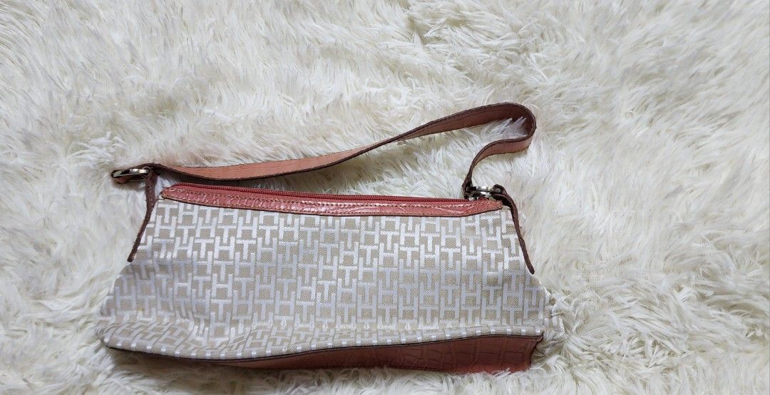 ORIGINAL PEACH TOMMY HILFIGER BAG (Category: Shoulder Bags) located in Quezon City. Submitted by dolcegioia (Listing ID 1366000460, Image 3). Description: Padala abroad. Used twice and kept it in the cabinet. Minimal signs of usage Good condition..