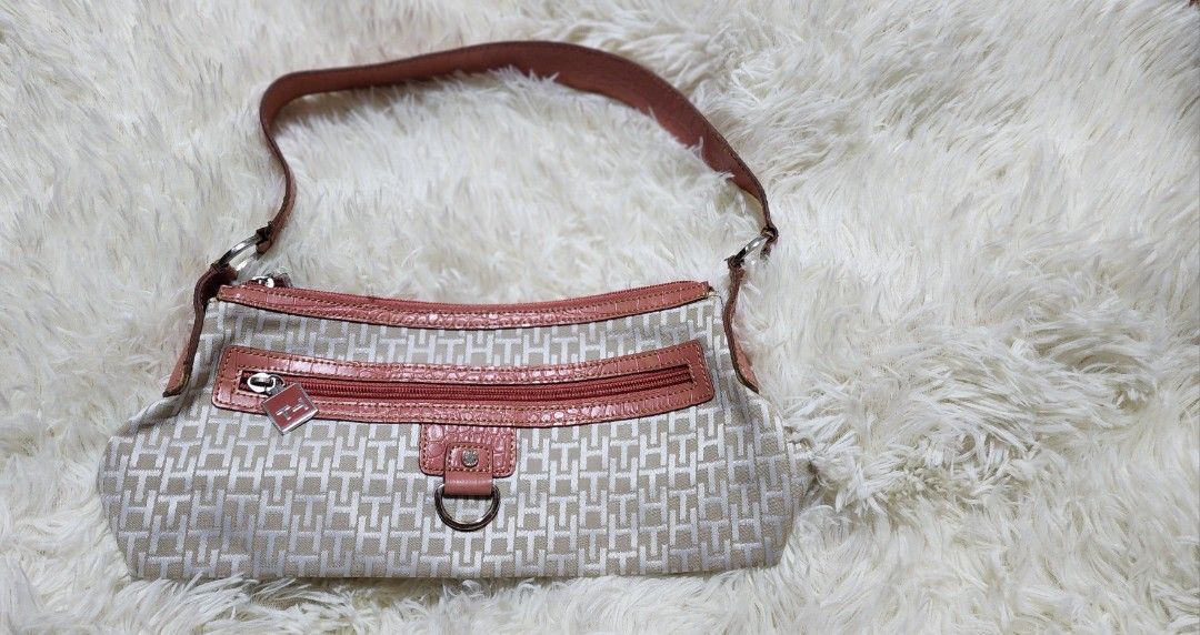 ORIGINAL PEACH TOMMY HILFIGER BAG (Category: Shoulder Bags) located in Quezon City. Submitted by dolcegioia (Listing ID 1366000460, Image 1). Description: Padala abroad. Used twice and kept it in the cabinet. Minimal signs of usage Good condition..
