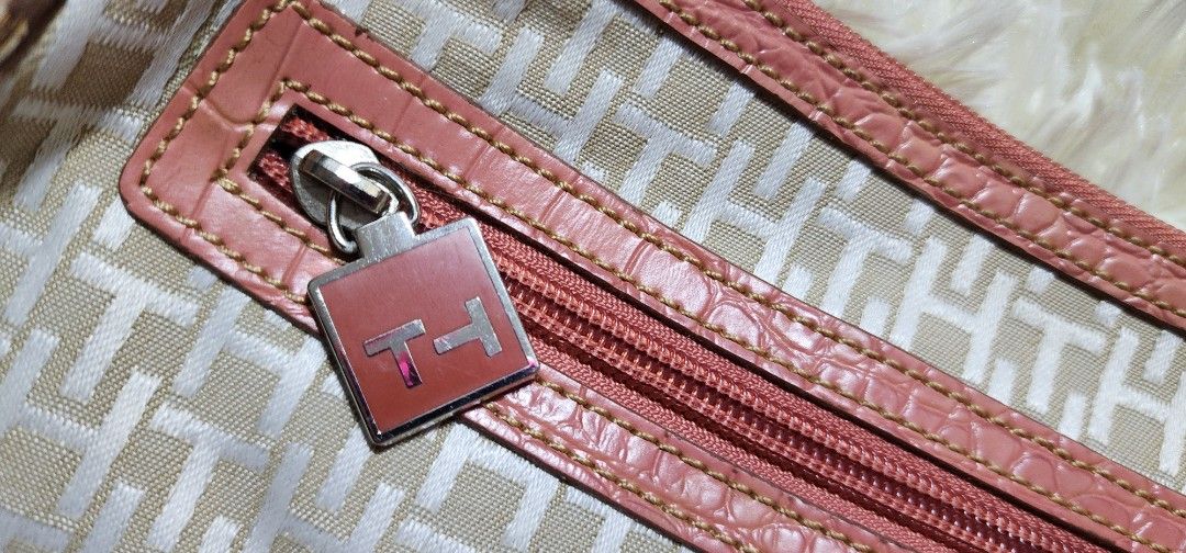 ORIGINAL PEACH TOMMY HILFIGER BAG (Category: Shoulder Bags) located in Quezon City. Submitted by dolcegioia (Listing ID 1366000460, Image 2). Description: Padala abroad. Used twice and kept it in the cabinet. Minimal signs of usage Good condition..