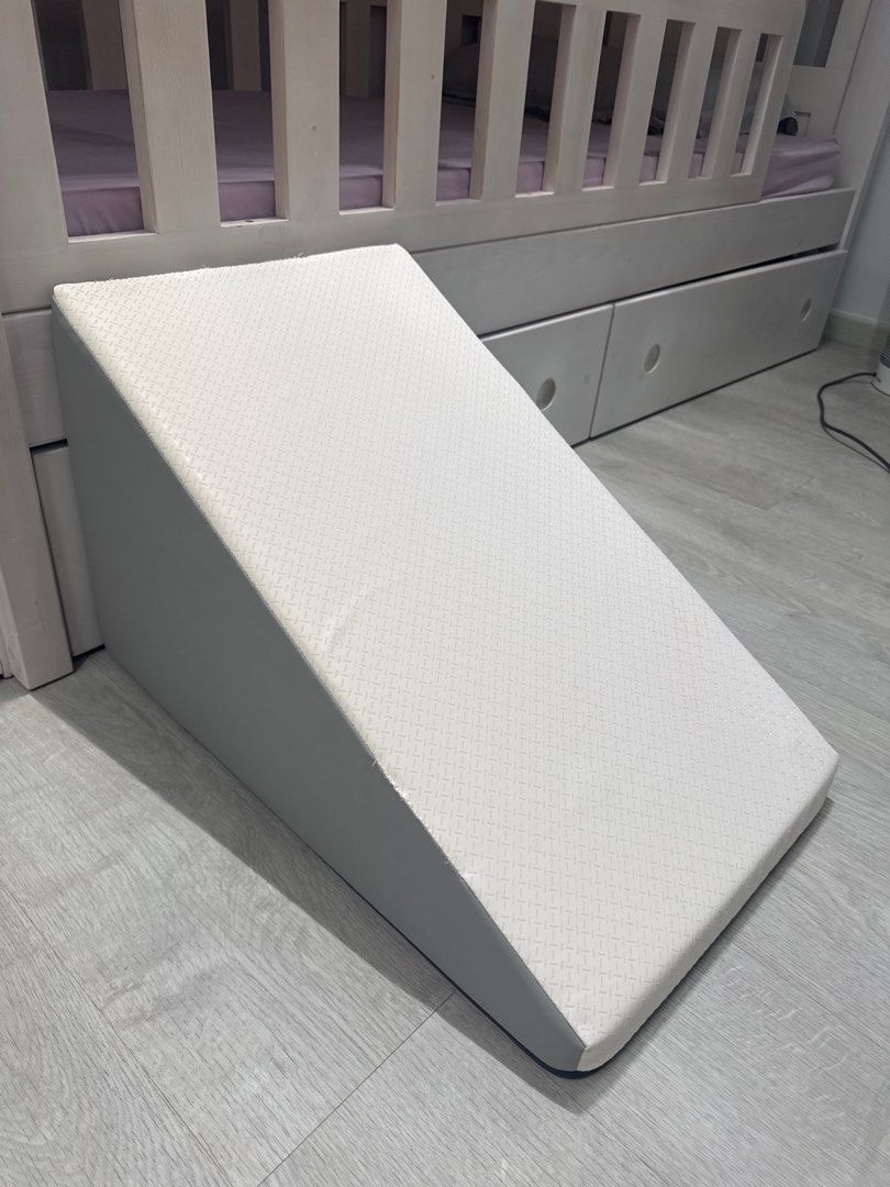 Pet non-slip step (Category: Homes & Other Pet Accessories) located in Singapore. Submitted by jshk779_sg (Listing ID 1365887929, Image 1). Description: Non slip pet step Brand : Chocopet house Made in Korea Very Good condition (used less than 6 months when my dog was 4-10 months) New one selling at 139.90 .