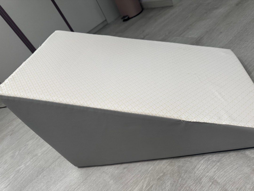 Pet non-slip step (Category: Homes & Other Pet Accessories) located in Singapore. Submitted by jshk779_sg (Listing ID 1365887929, Image 2). Description: Non slip pet step Brand : Chocopet house Made in Korea Very Good condition (used less than 6 months when my dog was 4-10 months) New one selling at 139.90 .