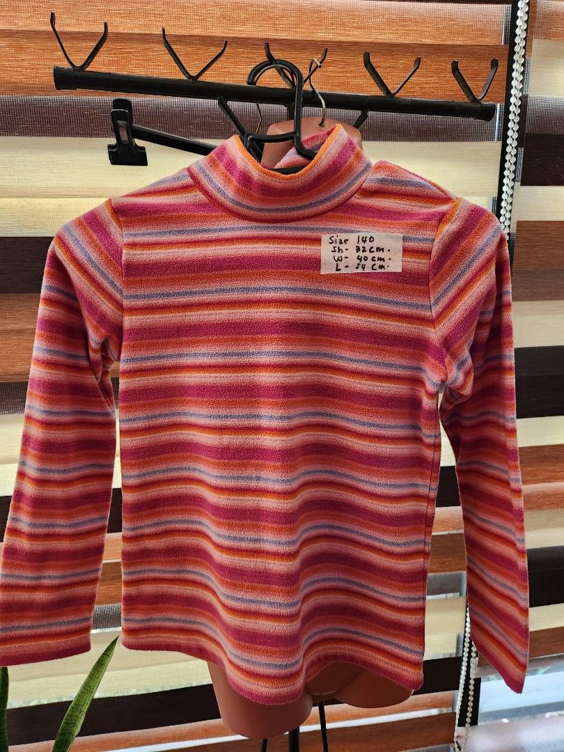 Pre-loved kids Uniqlo Sweater (Category: Others Tops) located in Makati City. Submitted by acequiz (Listing ID 1365868492, Image 2). Description: Please check picture for the size. Size: 140 Delivery via Lalamove / Grab.