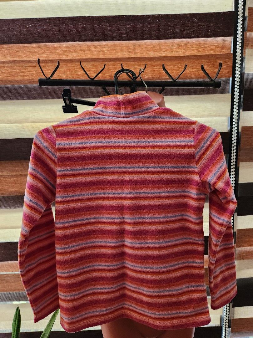 Pre-loved kids Uniqlo Sweater (Category: Others Tops) located in Makati City. Submitted by acequiz (Listing ID 1365868492, Image 1). Description: Please check picture for the size. Size: 140 Delivery via Lalamove / Grab.
