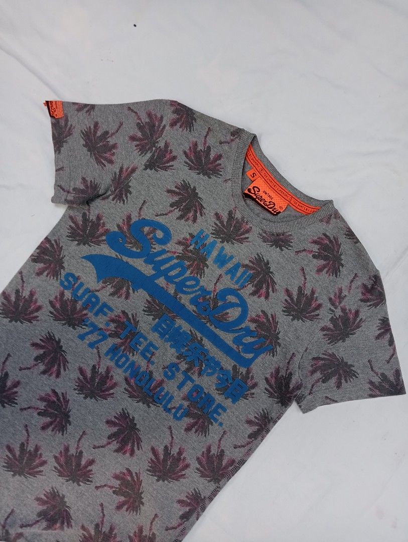 Superdry shirt (Category: Tshirts & Polo Shirts ) located in Pili. Submitted by purestuffph (Listing ID 1366005077, Image 1). Description: Superdry shirt size: small width: 17 length: 26 9/10 condition issue: may crack print (check last pic) 380 + shipping fee.